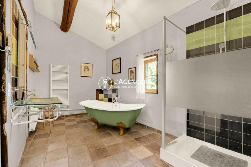 Propriété de charme rénovée — 478 m² habitables sur parc paysager avec piscine