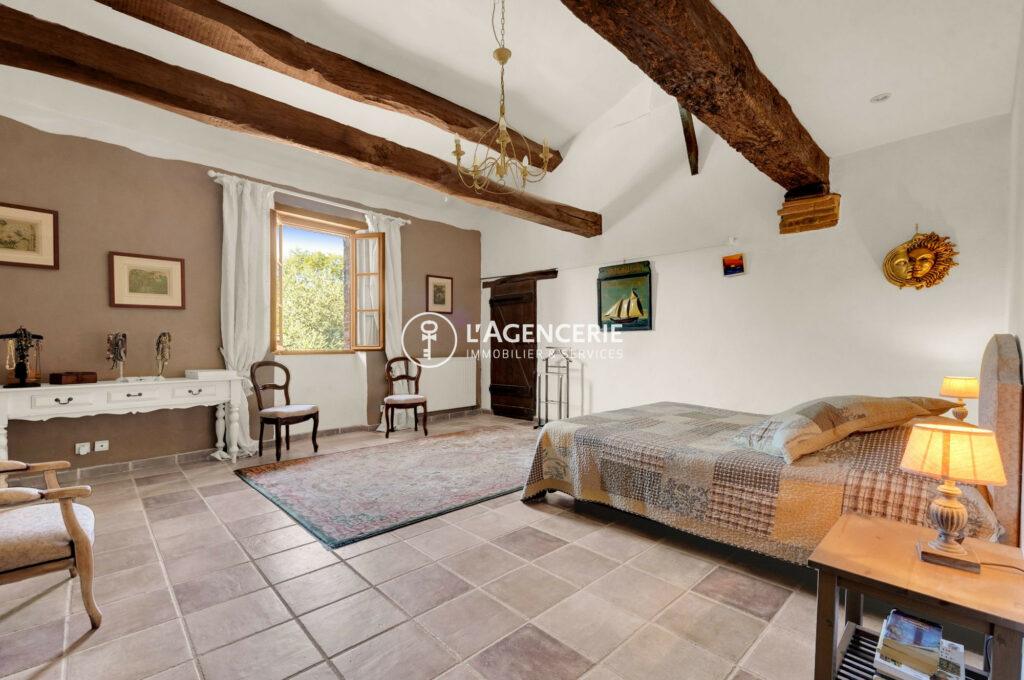 Propriété de charme rénovée — 478 m² habitables sur parc paysager avec piscine