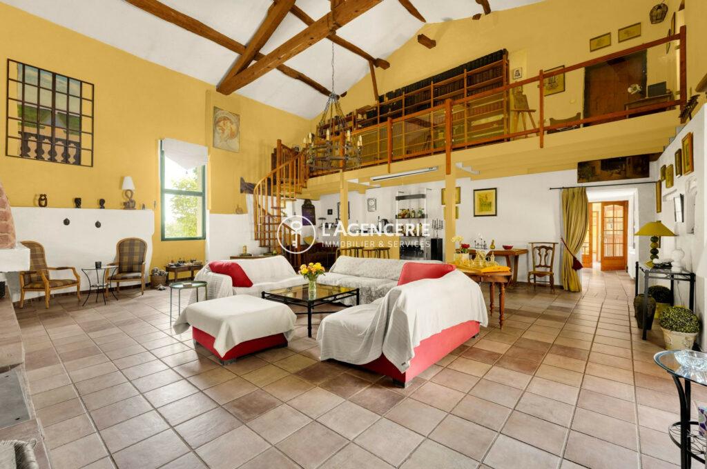 Propriété de charme rénovée — 478 m² habitables sur parc paysager avec piscine