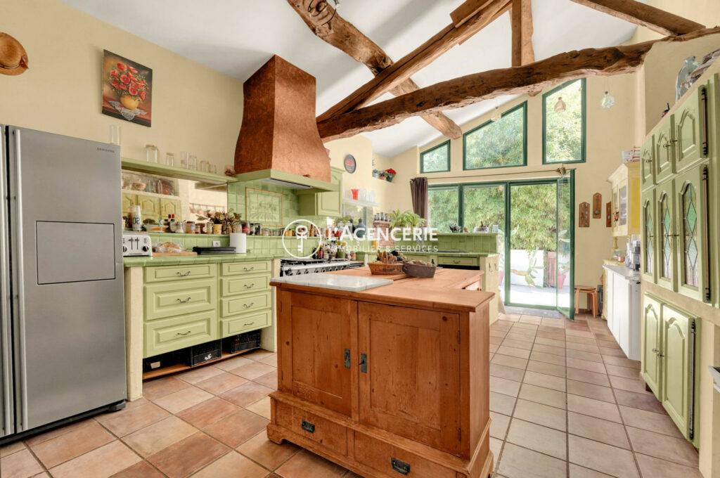 Propriété de charme rénovée — 478 m² habitables sur parc paysager avec piscine