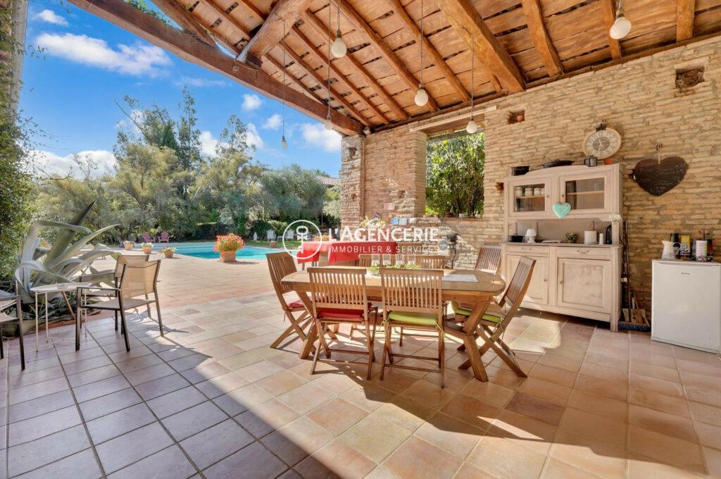 Propriété de charme rénovée — 478 m² habitables sur parc paysager avec piscine