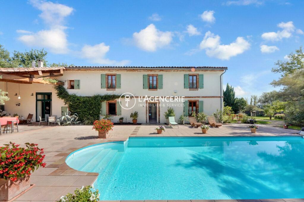 Propriété de charme rénovée — 478 m² habitables sur parc paysager avec piscine