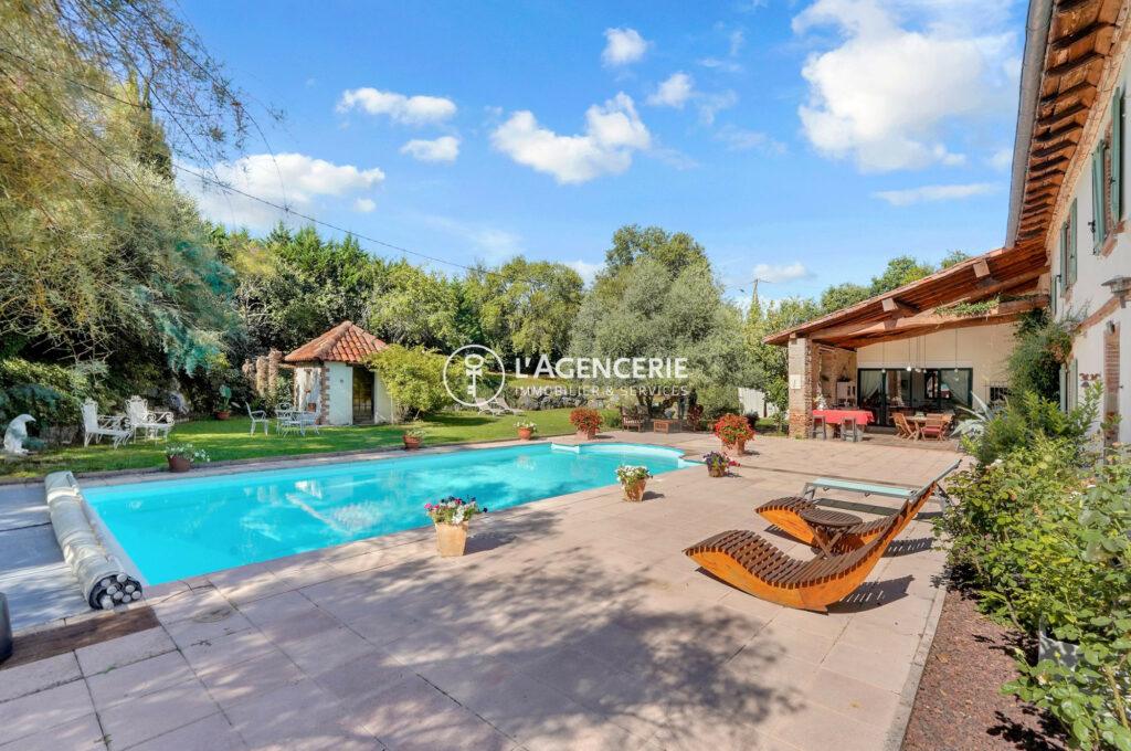 Propriété de charme rénovée — 478 m² habitables sur parc paysager avec piscine