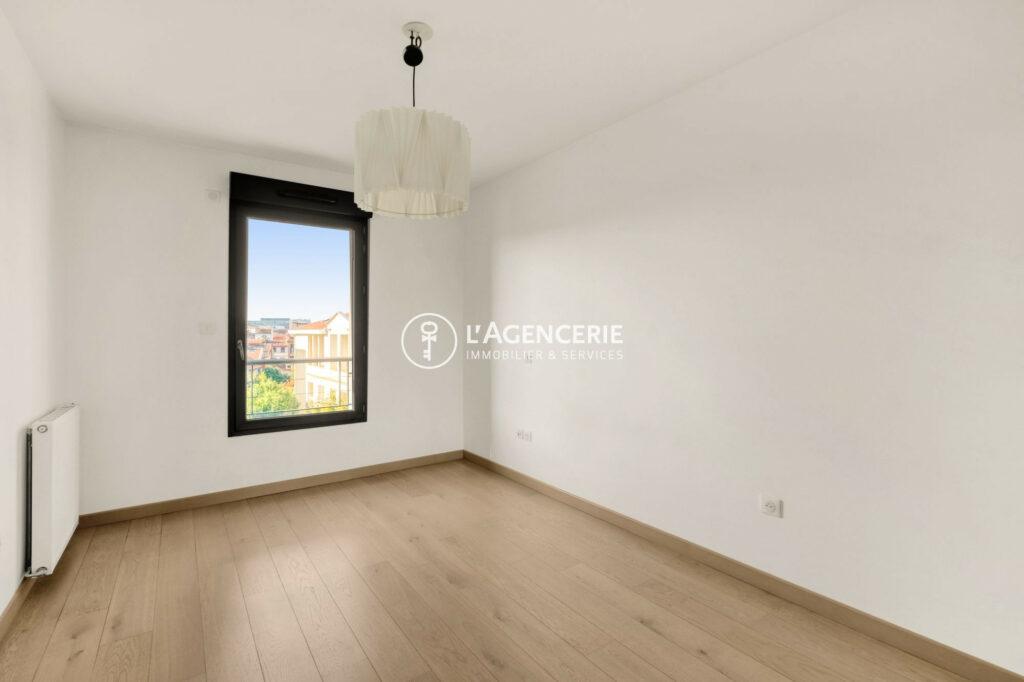 Busca, élégance urbaine – T2 lumineux avec terrasse et stationnement