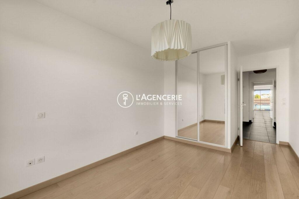 Busca, élégance urbaine – T2 lumineux avec terrasse et stationnement