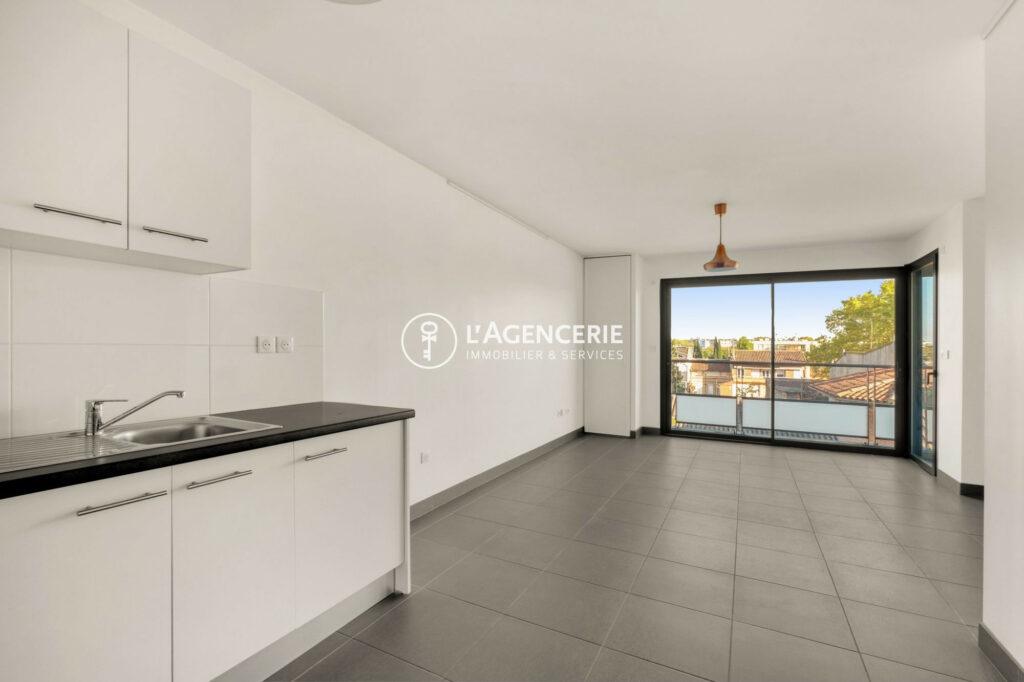 Busca, élégance urbaine – T2 lumineux avec terrasse et stationnement