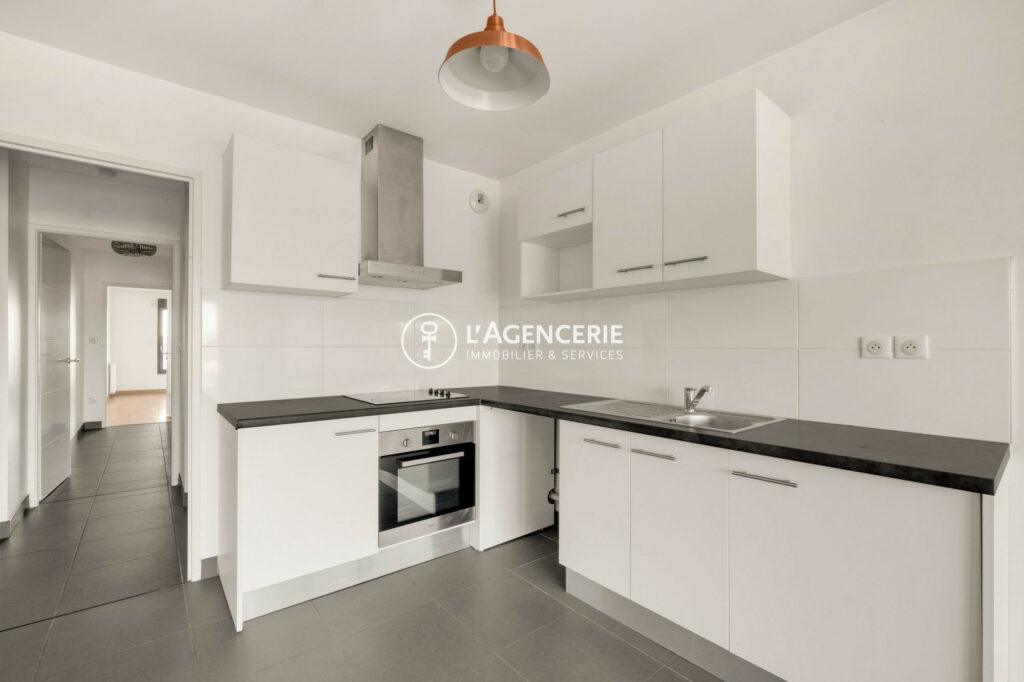 Busca, élégance urbaine – T2 lumineux avec terrasse et stationnement