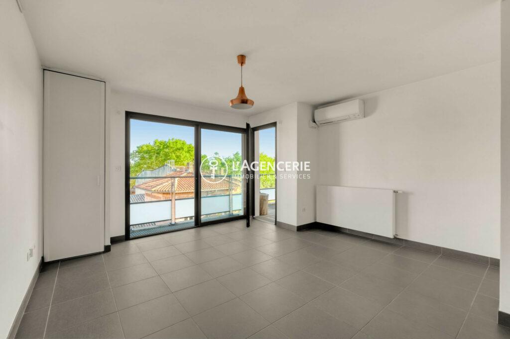 Busca, élégance urbaine – T2 lumineux avec terrasse et stationnement