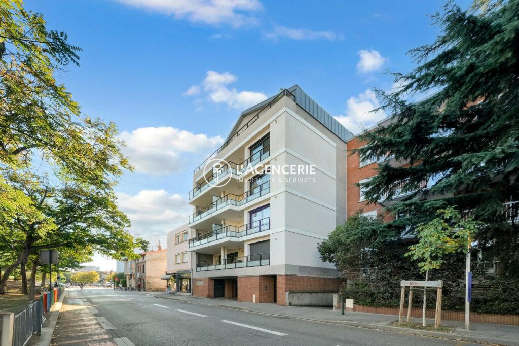 Busca, élégance urbaine – T2 lumineux avec terrasse et stationnement