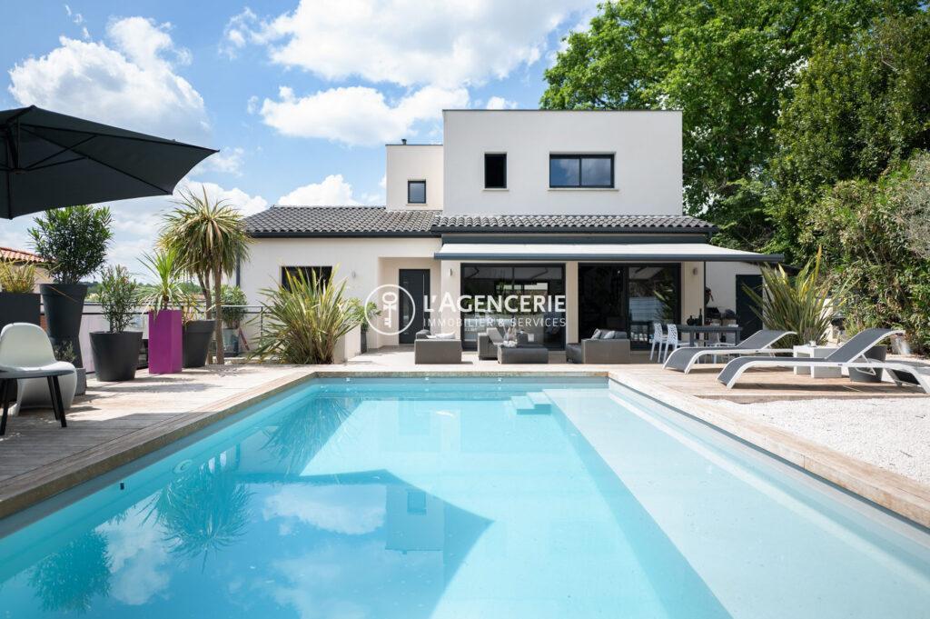 Lignes épurées et lumière – Villa familiale avec extérieurs paysagés